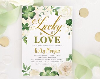 Könnte beinhalten: Eine weiße Karte mit grünen Kleeblättern und weißen Blumen. Der Text "Lucky in Love" ist in goldener Schrift geschrieben. Die Karte ist eine Einladung zu einer Brautparty für Kelly Morgan. Die Party findet am Samstag, den 3. März von 15:00 bis 17:00 Uhr in der O'Leary Residence statt. Die Adresse lautet 5491 Brownstone Court, Naples, Florida. Die Geschenkeliste ist bei Sur La Table und Anthropologie. Bitte melde dich bei Aileen unter 240-504-1049 an.