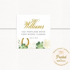 Peut inclure: Une étiquette d'adresse de retour blanche avec des lettres dorées scintillantes. L'étiquette porte le nom "Williams", une adresse et un fer à cheval doré avec des trèfles à quatre feuilles verts et des fleurs blanches.