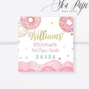 Peut inclure: Etiquette d'adresse de retour sur le thème des beignets roses et blancs avec le nom "Williams" en lettres dorées, l'adresse "1251 Portland Dr., Fort Myers, Floride 34154" et des illustrations de beignets roses et blancs.