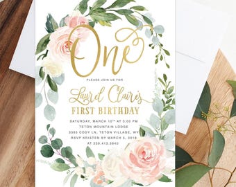 Puede incluir: Una tarjeta de invitación rectangular con una corona floral de acuarela de rosas rosadas y hojas de eucalipto verdes. El texto dice One, Please join us for Laurel Claire's First Birthday, Saturday, March 10th at 3:00 PM, Teton Mountain Lodge.