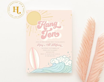 Puede incluir: Una tarjeta de invitación rectangular con fondo rosa claro, un sol amarillo, una tabla de surf rosa y una ola de mar azul claro. El texto dice Hang Ten, Join us for a beach party to celebrate Riley's 10th Birthday, Saturday, September 26, from 3:30 to sunset, Naples Pier, RSVP to Juliette by 9.20.22 at 238.555.4518.