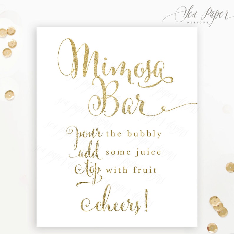 Peut inclure: Panneau blanc avec texte dor&eacute; scintillant &laquo;&nbsp;Mimosa Bar&nbsp;&raquo;. Le panneau comprend des instructions&nbsp;: &laquo;&nbsp;Versez le p&eacute;tillant, ajoutez du jus, garnissez de fruits, sant&eacute;&nbsp;!&nbsp;&raquo; Des paillettes dor&eacute;es sont &eacute;parpill&eacute;es autour du panneau.