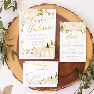 Op de afbeelding: Huwelijksuitnodigingsset met een witte pompoen en een bloemmotief. De uitnodigingskaart toont de namen "Layla en Jackson" in gouden schrift. De detailkaart bevat informatie over de huwelijksceremonie, de receptie en de accommodatie. De RSVP-kaart heeft een deadline van 1 oktober 2019.