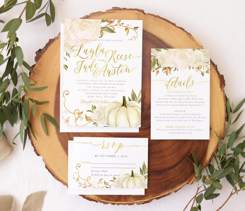 Op de afbeelding: Huwelijksuitnodigingsset met een witte pompoen en een bloemmotief. De uitnodiging bevat de namen "Layla Reese en Jude Austin" in gouden schrift. De kaart met details bevat informatie over accommodatie, brunch en meer informatie. De RSVP-kaart heeft een ruimte voor de naam van de gast en een keuze om aan te geven of hij of zij zal deelnemen.