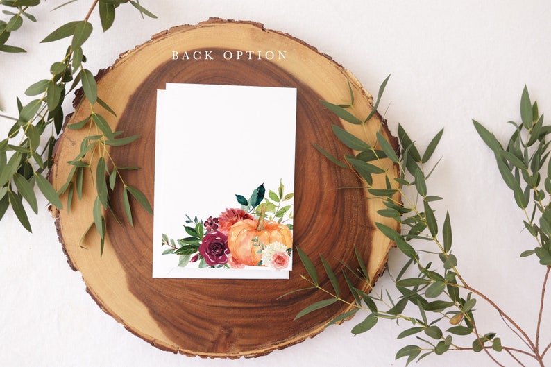Op de afbeelding: Een witte kaart met een aquarel-illustratie van een pompoen en herfstbloemen. De kaart ligt op een houten schijf met groene bladeren eromheen. De tekst "BACK OPTION" staat bovenaan de afbeelding.