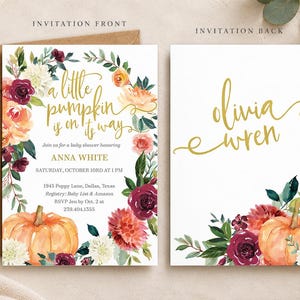 K&ouml;nnte beinhalten: Ein Babyparty-Einladungsset mit Vorder- und R&uuml;ckseite, verziert mit Aquarell-Blumenkr&auml;nzen in Burgunderrot, Orange und Wei&szlig;. Die Vorderseite zeigt den Text A little pumpkin is on its way, Anna White und Veranstaltungsdetails. Der Name Olivia Wren steht hinten.