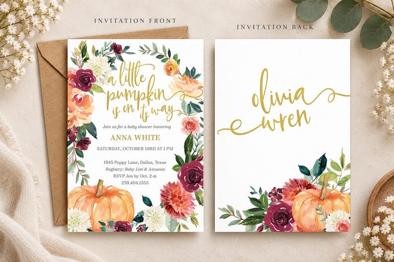 K&ouml;nnte beinhalten: Ein Babyparty-Einladungsset mit Vorder- und R&uuml;ckseite, verziert mit Aquarell-Blumenkr&auml;nzen in Burgunderrot, Orange und Wei&szlig;. Die Vorderseite zeigt den Text A little pumpkin is on its way, Anna White und Veranstaltungsdetails. Der Name Olivia Wren steht hinten.