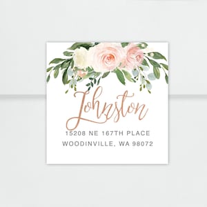 Peut inclure: Une étiquette d'adresse de retour carrée blanche avec un motif floral dans des tons de rose et de vert. Le texte "Johnston" est écrit en cursive en or rose. L'adresse "15208 NE 167TH PLACE WOODINVILLE, WA 98072" est imprimée en noir sous le nom.