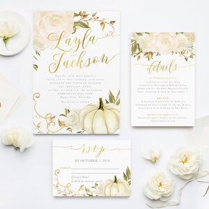 Op de afbeelding: Een huwelijksuitnodigingsset met een herfstthema. De uitnodiging heeft een witte pompoen met gouden ranken en witte bloemen. De RSVP-kaart heeft een pompoen en gouden ranken. De tekst op de uitnodiging luidt: "Layla en Jackson" en "Samen met hun families nodigen ze u uit voor hun huwelijksviering Zaterdag, de tiende oktober, tweeduizendtwintig om vier uur 's middags Barrington Will Farm Dade City, Florida Receptie aansluitend". De tekst op de detailkaart luidt: "Een blok kamers is gereserveerd in Barrington Hill Farm Inn vraag alstublieft naar de Rate-Brown-korting bij het reserveren en boek v&oacute;&oacute;r 1 september. Brunch Een afscheidsbrunch wordt gehouden de volgende ochtend in plaats van de A.M. sluit je graag bij ons aan om 8:00 uur in The Barn. Meer informatie Zie meer details op onze website: laylaandjackson.com". De tekst op de RSVP-kaart luidt: "RSVP v&oacute;&oacute;r 1 oktober 2019. Namen Ik kan niet wachten! Ik zal er in gedachten bij zijn!"
