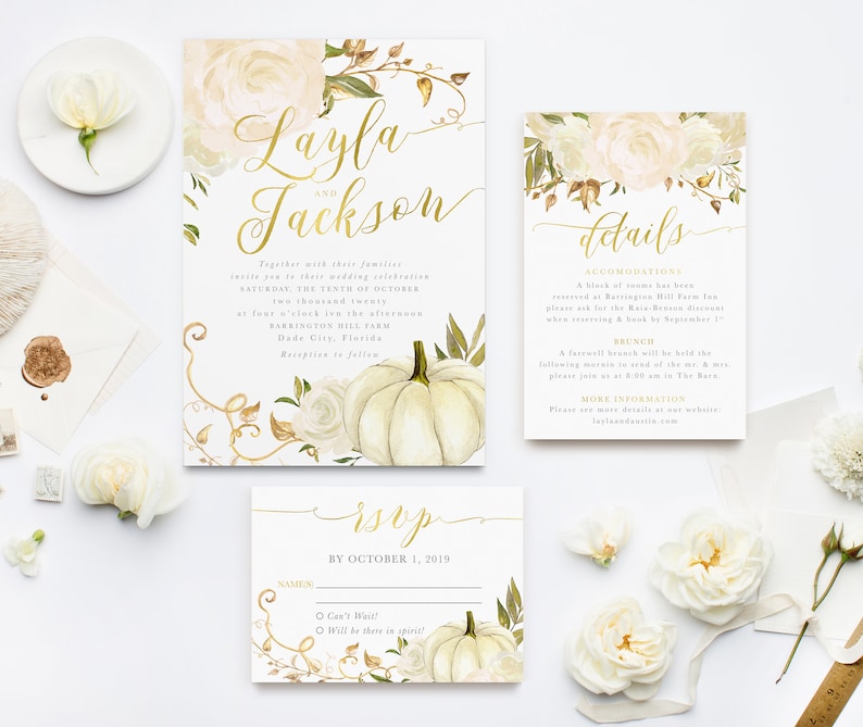 Op de afbeelding: Een huwelijksuitnodigingsset met een herfstthema. De uitnodiging heeft een witte pompoen met gouden ranken en witte bloemen. De RSVP-kaart heeft een pompoen en gouden ranken. De tekst op de uitnodiging luidt: "Layla en Jackson" en "Samen met hun families nodigen ze u uit voor hun huwelijksviering Zaterdag, de tiende oktober, tweeduizendtwintig om vier uur 's middags Barrington Will Farm Dade City, Florida Receptie aansluitend". De tekst op de detailkaart luidt: "Een blok kamers is gereserveerd in Barrington Hill Farm Inn vraag alstublieft naar de Rate-Brown-korting bij het reserveren en boek v&oacute;&oacute;r 1 september. Brunch Een afscheidsbrunch wordt gehouden de volgende ochtend in plaats van de A.M. sluit je graag bij ons aan om 8:00 uur in The Barn. Meer informatie Zie meer details op onze website: laylaandjackson.com". De tekst op de RSVP-kaart luidt: "RSVP v&oacute;&oacute;r 1 oktober 2019. Namen Ik kan niet wachten! Ik zal er in gedachten bij zijn!"