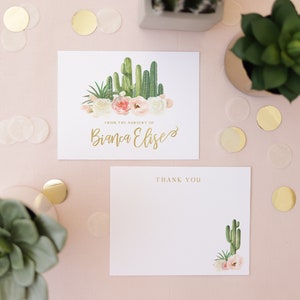 K&ouml;nnte beinhalten: Eine wei&szlig;e Dankeskarte mit einer Illustration von Kakteen und rosa Blumen. Der Text "From the nursery of Bianca Elise" ist in Gold auf der oberen Karte gedruckt. Die untere Karte sagt "Thank You" in Gold.