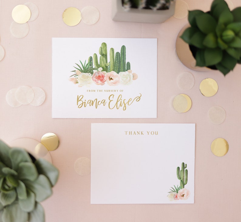 K&ouml;nnte beinhalten: Eine wei&szlig;e Dankeskarte mit einer Illustration von Kakteen und rosa Blumen. Der Text "From the nursery of Bianca Elise" ist in Gold auf der oberen Karte gedruckt. Die untere Karte sagt "Thank You" in Gold.