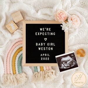 Plantilla editable de anuncio de embarazo de Baby Girl para redes sociales, Rainbow Baby Announcement Social Media, Letter Board Announcement