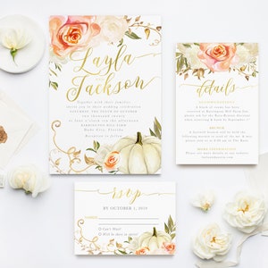 Puede incluir: Conjunto de invitaciones de boda con una invitación principal, una tarjeta de detalles y una tarjeta de confirmación de asistencia. El diseño incluye rosas en acuarela, calabazas y caligrafía dorada. El texto es "Layla y Jackson".