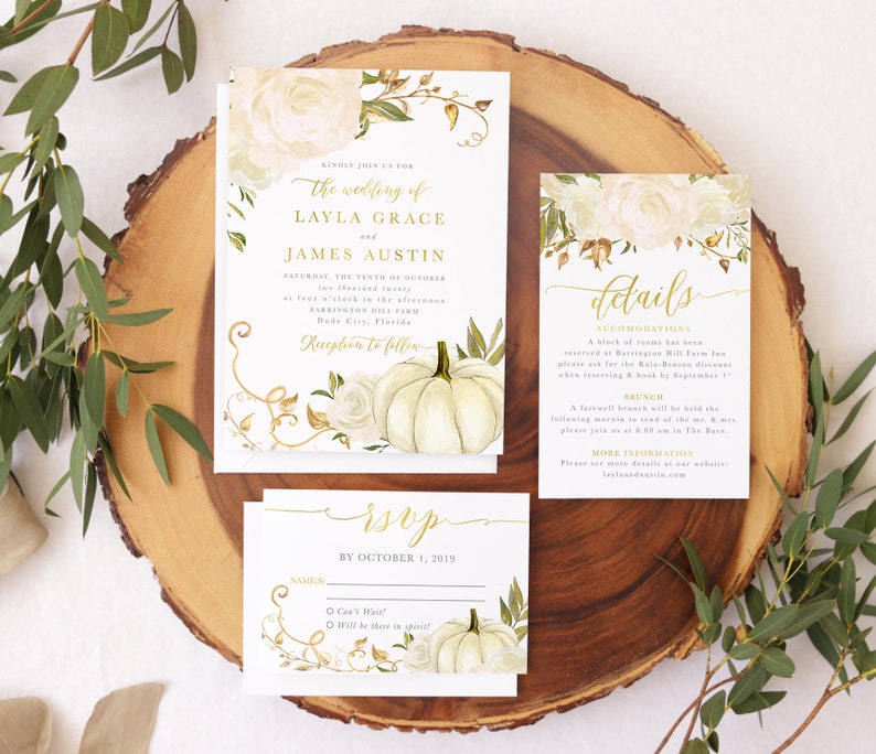 Op de afbeelding: Huwelijksuitnodigingsset met een witte pompoen en een bloemmotief. De uitnodigingskaart luidt "We nodigen u graag uit voor de bruiloft van Layla Grace en James Austin". De kaart met details bevat informatie over accommodatie, brunch en meer informatie. De RSVP-kaart heeft een ruimte voor de gast om zijn naam in te vullen en te reageren v&oacute;&oacute;r 1 oktober 2019.