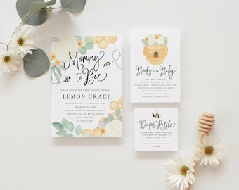 Könnte beinhalten: Ein Babyparty-Einladungsset mit Mommy to Bee-Motiv, Aquarell-Waben, Bienen und weißen Blumen. Enthält eine Haupteinladung, eine Books for Baby-Karte und eine Diaper Raffle-Karte, alles auf weißem Karton mit schwarzem Text gedruckt.