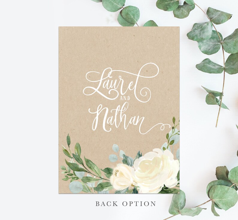K&ouml;nnte beinhalten: Eine Hochzeitseinladung aus Kraftpapier mit wei&szlig;er Kalligrafie, die "Laurel und Nathan" lautet, und einem Aquarell-Blumendesign mit wei&szlig;en Rosen und gr&uuml;nen Bl&auml;ttern.