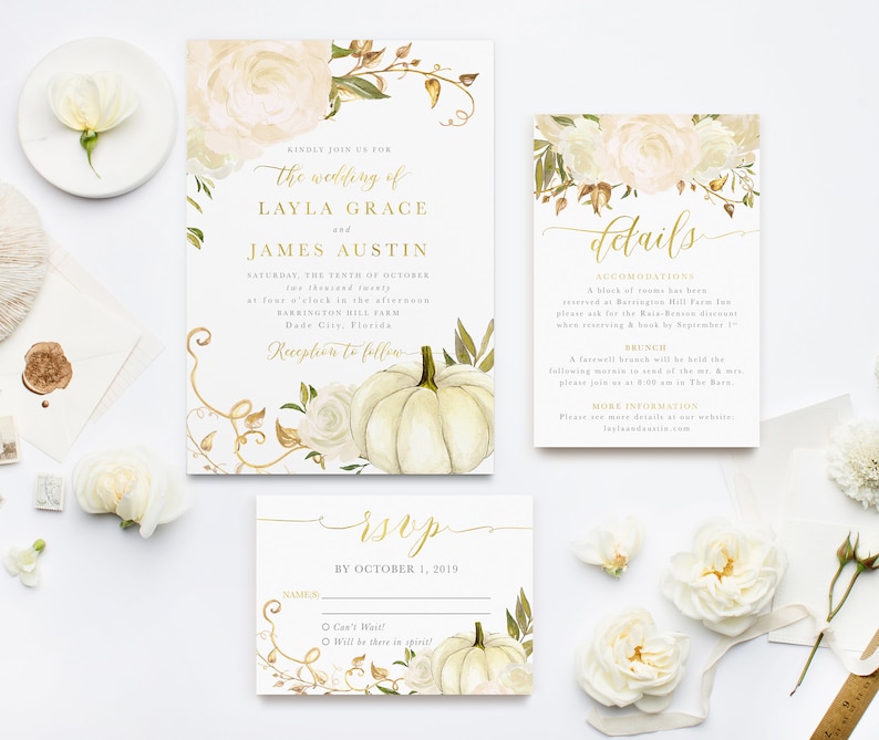 Op de afbeelding: Huwelijksuitnodigingsset met een witte pompoen en een bloemmotief. De uitnodiging luidt "Graag nodigen wij u uit voor de bruiloft van Layla Grace en James Austin". De kaart met details bevat informatie over de ceremonie en de receptie. De RSVP-kaart heeft een pompoen- en bloemenmotief en de tekst "RSVP v&oacute;&oacute;r 1 oktober 2019".