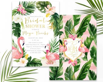 Puede incluir: Una invitación para despedida de soltera y una tarjeta a juego con ilustraciones en acuarela de flamencos rosas, hojas de palma verdes y flores de hibisco blancas y rosas. La invitación incluye texto dorado que dice "Please join us for a Bridal Shower".