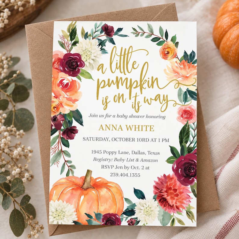 K&ouml;nnte beinhalten: Eine rechteckige Babyparty-Einladungskarte mit einem Aquarell-Blumenkranz in Burgunderrot, Orange und Wei&szlig; sowie einem gro&szlig;en orangefarbenen K&uuml;rbis am unteren Rand. Der goldene Text lautet: A little pumpkin is on its way, Anna White.