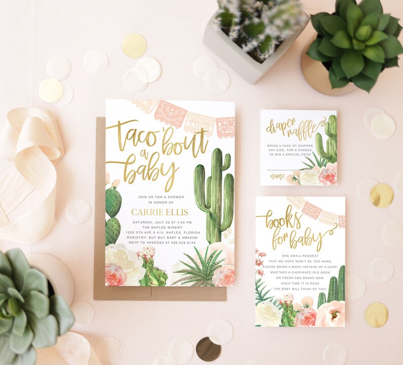 K&ouml;nnte beinhalten: Ein Satz von drei druckbaren Babyparty-Einladungen mit einem Kaktus- und Blumendesign. Die Einladungen sind mit rosa und gr&uuml;nen Papierschnitten und goldenen Schriftz&uuml;gen verziert. Der Text auf den Einladungen lautet "Taco 'bout a baby", "Diaper Raffle" und "Books for Baby".