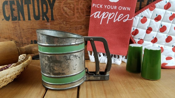 Rustic Metal Vintage Flour Sifter Table Centerpiece Farmhouse Kitchen Tool Decor Rustic Metal Vintage Flour Sifter Table Centerpiece Farmhouse Kitchen Tool Decor