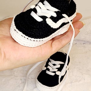 Crochet baby shoes, Handmade baby booties, Black & white baby booties, Baby sneakers, Baby shower gift, 0 up to 12 months shoes, Photo prop