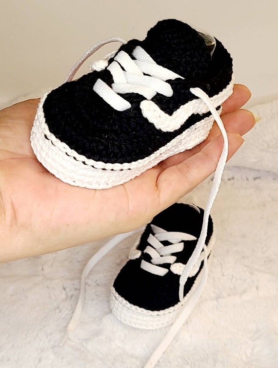 Zapatitos de bebé. zapatillas tejidas a mano para recién nacido