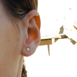 Boucles d'oreilles en or de 4 mm, clous d'oreilles ronds martelés simples remplis d'or 14 carats, bijoux en or, clous de galets à pois, boucles d'oreilles minimales image 5