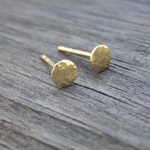 Pendientes de pernos de oro de 4 mm Pendientes de poste redondo martillado simples rellenos de oro de 14k, joyas de oro, pernos de guijarros de puntos, pendientes mínimos imagen 1