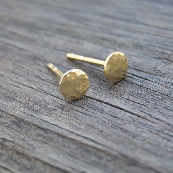 Pendientes de pernos de oro de 4 mm Pendientes de poste redondo martillado simples rellenos de oro de 14k, joyas de oro, pernos de guijarros de puntos, pendientes mínimos