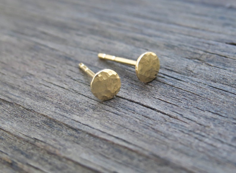 Pendientes de pernos de oro de 4 mm Pendientes de poste redondo martillado simples rellenos de oro de 14k, joyas de oro, pernos de guijarros de puntos, pendientes mínimos imagen 1