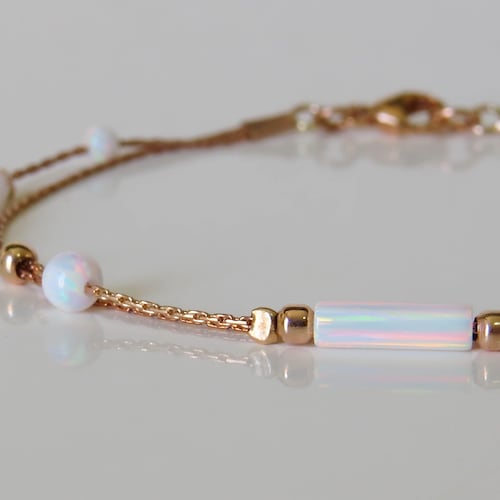 Bracelet opale blanche, bracelet de perles d'opale, bracelet en or rose opale, petit bracelet d'opale, bracelet de perles, bijou d'opale synthétique bracelet minimal