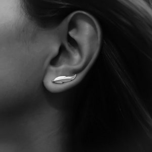 Silver feather Ear cuff, silver Ear Climber, silvrt ear cuff, silver leaf ear cuff, silver studs, silver climbing earrings minimal earrings