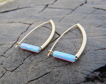 Gold Opal studs, Gold Opal Stud Oorbellen, Blue Opal oorbellen, gouden oorbellen, Opal Hoops, minimale oorbellen, oktober Birthstone synthetisch opaal