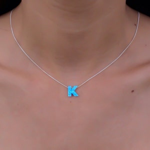 Collar de ópalo, Collar de letras de ópalo, Collar de plata de ópalo, Collar de ópalo azul, Collar inicial de ópalo azul, Ópalo sintético de piedra de nacimiento de octubre
