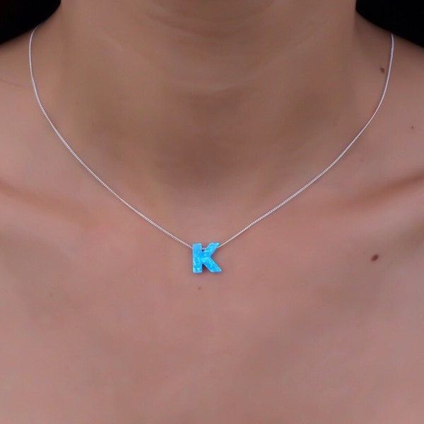 Opaal ketting, opaal letter ketting, opaal zilveren ketting, blauwe opaal ketting, blauwe opaal initiële ketting, oktober geboortesteen synthetische opaal