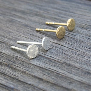 Pendientes de pernos de oro de 4 mm Pendientes de poste redondo martillado simples rellenos de oro de 14k, joyas de oro, pernos de guijarros de puntos, pendientes mínimos imagen 2