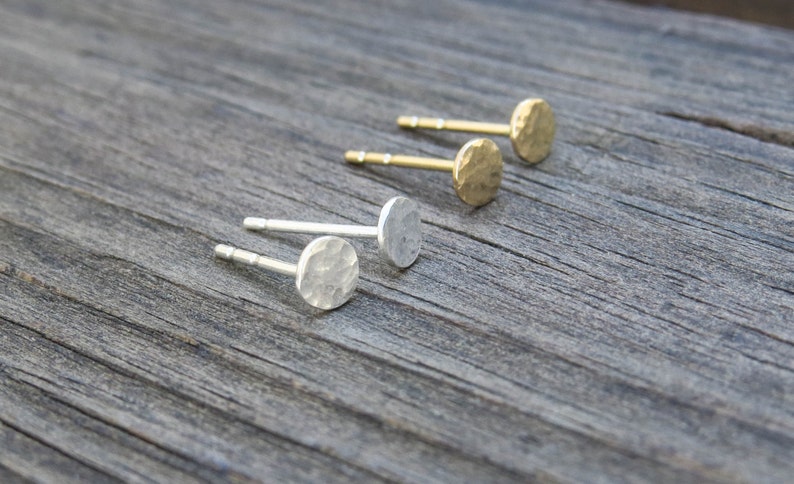 Pendientes de pernos de oro de 4 mm Pendientes de poste redondo martillado simples rellenos de oro de 14k, joyas de oro, pernos de guijarros de puntos, pendientes mínimos imagen 2