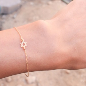 Guldarmband, davidsstjärna guldarmband, davidsstjärna armband, davidsstjärna i sidled, magen david armband i guld, tunt minimalistiskt armband