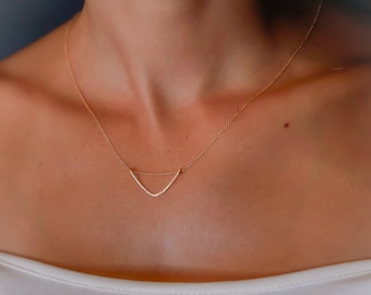 Gouden chevronketting, gouden v-vorm ketting, 14k gold filled chevron, chevron gouden ketting, kleine gouden v-vorm, driehoekige ketting