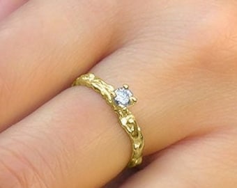 Anel de noivado solitário em ouro 14k com diamante, feito à mão, em formato de galho, inspirado na natureza. Joia fina alternativa, boho, rústica, para noivas.