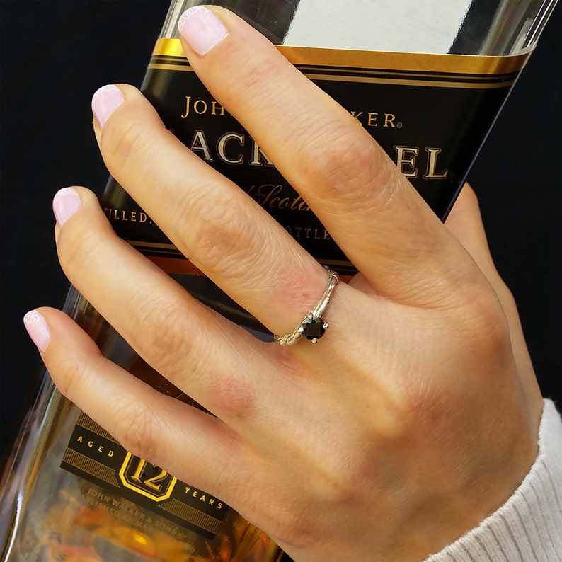 Anel de diamante negro, Anel de noivado exclusivo, Anel de noivado de diamante negro, Anel de ouro branco com diamante negro, Anel de diamante alternativo, Solitário imagem 1