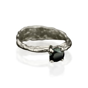 Anel de diamante negro, Anel de noivado exclusivo, Anel de noivado de diamante negro, Anel de ouro branco com diamante negro, Anel de diamante alternativo, Solitário imagem 6