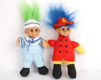 Set van twee vintage trollen, matroos + brandweerman, trollenpoppen van 20 cm, 2x opgezette pop, speelgoed uit de jaren 90