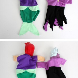 Puede incluir: Dos marionetas de tela: Ariel, con pelo rojo, top morado, falda verde y cola verde claro; y &Uacute;rsula, con piel morada, top morado, falda negra y pelo blanco. Ambas marionetas tienen brazos color carne.
