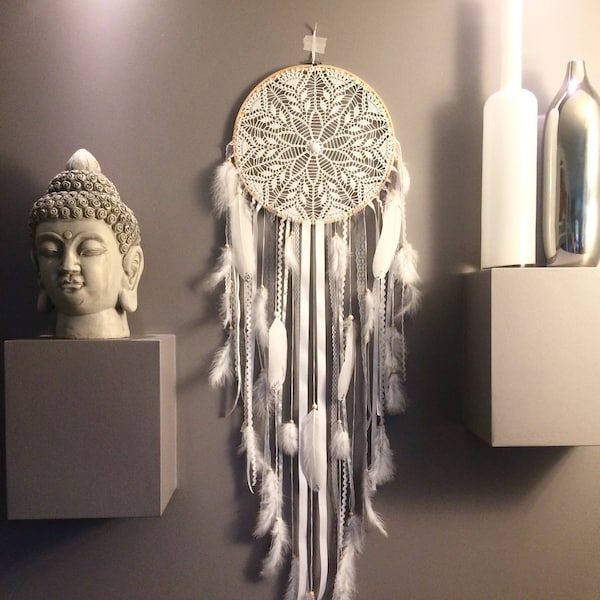 Catch Dreamcatcher's dreams giant in crochet lace, white colors and sequin feathers - diameter 30 cm and length 110 cm