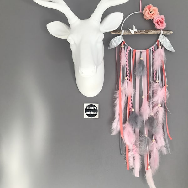 Attrape-rêves dreamcatcher en bois flotté dans les tons de rose poudré, corail et gris avec fleurs tissus