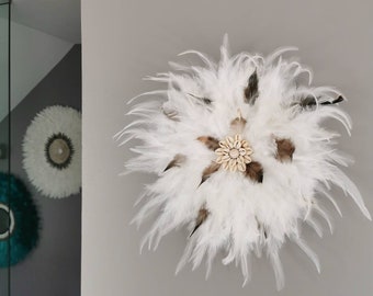 Jujuhat / juju hat handmade en plumes 35 cm de diamètre avec centre coquillages - coloris blanc pur et plumes naturelles fauve