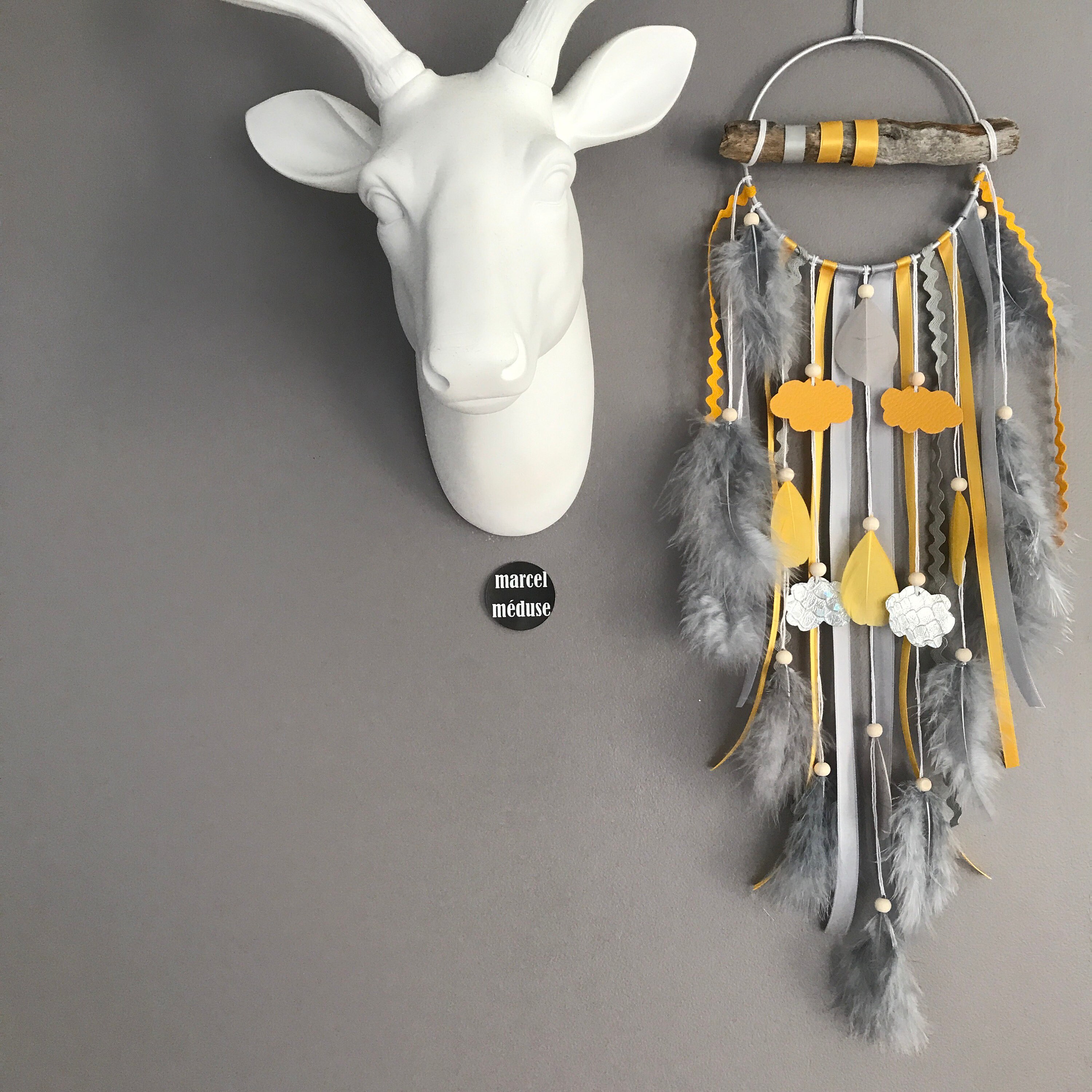 Attrape-Rêves en Bois Flotté Dans Des Tons Gris et Jaune Moutarde avec Nuages